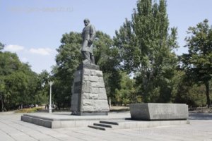 Суд запретил оппозиции возлагать цветы к памятнику Шевченко в Одессе 