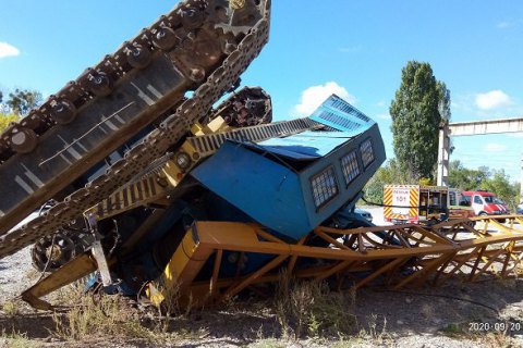 В Харькове перевернулся строительный кран с водителем