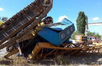 В Харькове перевернулся строительный кран с водителем