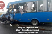 Два микроавтобуса столкнулись на трассе в Киевской области