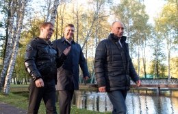 Янукович готовится пить чай у самовара с Медведевым и Путиным