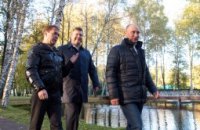Янукович готовится пить чай у самовара с Медведевым и Путиным