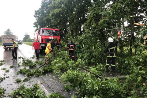 Ураганный ветер сорвал крышу сельской школы в Запорожской области, - ГосЧС