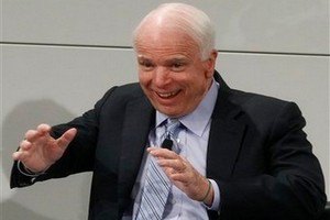 Маккейн предупредил Путина об "арабской весне" на пороге