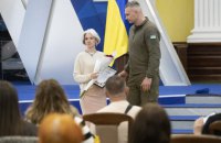 Кличко до Дня матері вручив відзнаки військовослужбовицям, волонтеркам та жінкам загиблих героїв  