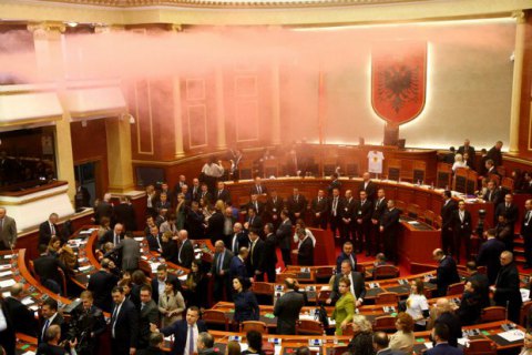 В Албанії протестувальники намагаються захопити парламент, є постраждалі