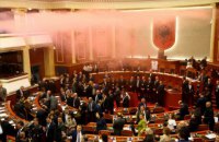 В Албанії протестувальники намагаються захопити парламент, є постраждалі