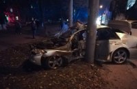 На проспекте Победы в Киеве маршрутка вдавила Lexus в столб