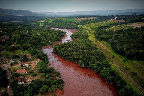 Число погибших в результате прорыва дамбы у шахты в Бразилии достигло 121