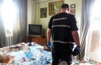 В квартире на Березняках в Киеве обнаружили мертвых супругов и истощенную 2-летнюю девочку