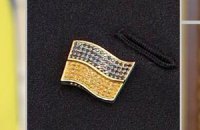 Янукович носит флаг Украины с кристаллами Swarovski?