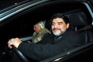 Диего Марадона на машине врезался в автобус