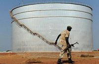 Южный Судан прекратил добычу нефти из-за конфликта с Суданом