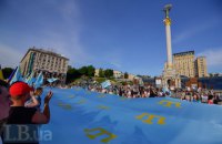По Крещатику пронесли 38-метровый крымскотатарский флаг (добавлены фото)