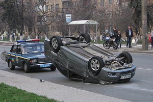 В Киеве из-за ДТП автомобиль 20 метров проехал на крыше 