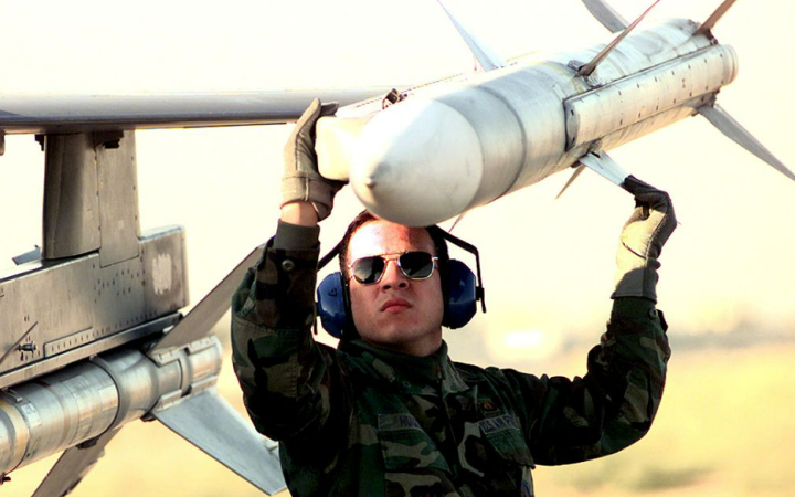 США замовили у американської компанії ракети AMRAAM для України