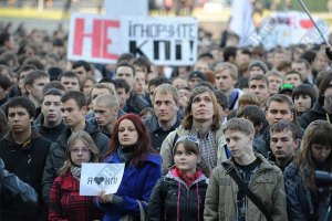 ​Студенты подарили Табачнику унитаз