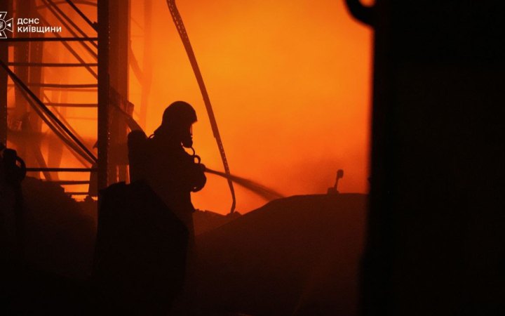 Росіяни атакували склади у Бучанському районі Київщини. Є постраждалі, шукають ще одну жінку