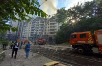 Унаслідок ворожого обстрілу в Києві загорівся будинок, є постраждалі