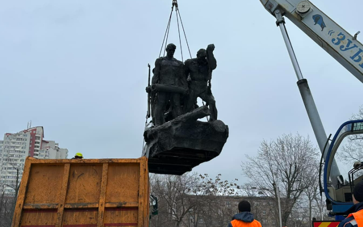 У Києві демонтували ще один радянський пам’ятник