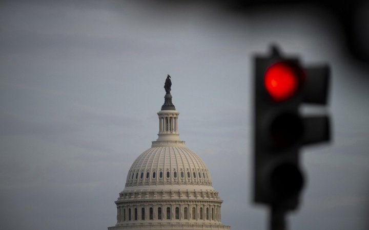 Сенат США з восьмої спроби просунув закон, який зобов'язує Трампа припинити війну