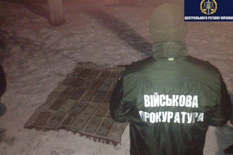 Военнослужащий задержан по подозрению в сбыте 32 кумулятивных танковых зарядов в Черниговской области