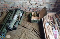 СБУ виявила три схрони з російською зброєю та вибухівкою. Один — поблизу Києва