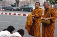 Буддийские монахи в Таиланде не поделили территорию