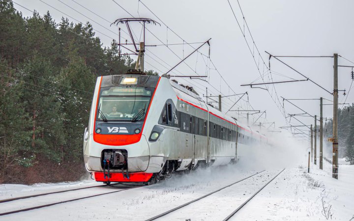 Одна з дільниць залізниці на Київщині була знеструмлена, затримується низка поїздів