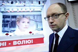 Украинцы видят Яценюка лидером оппозиции
