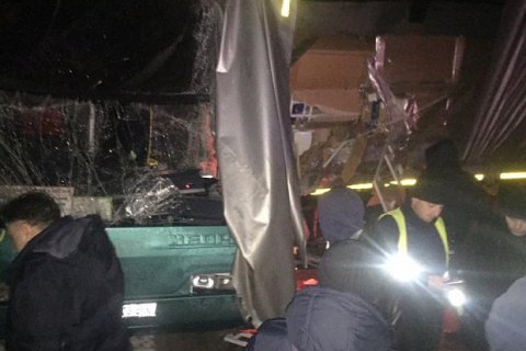 Под Львовом автобус с туристами столкнулся с грузовиком