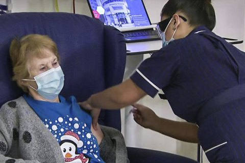 Великобритания начала вакцинацию от ковида, первой привили 90-летнюю женщину (обновлено) 