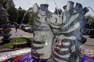 В Киеве повредили скульптуры на Пейзажной аллее