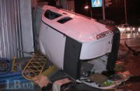 ДТП в Киеве: Toyota Prado перевернула двигавшийся на "красный" Nissan