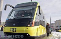 Львов ввел безналичную оплату за проезд в трамваях и троллейбусах