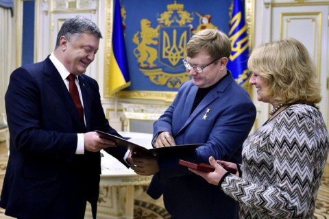 Порошенко вручив ключі від квартири колишньому полоненому "ЛНР" Жемчугову