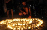 В Симферополе свечами выложили фразу "Сохраним мир"