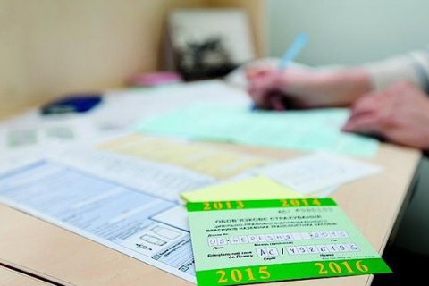 Моторное бюро пояснило разрешение компании-должнику торговать автостраховкой