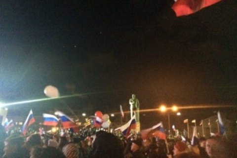 В оккупированном Симферополе "отпраздновали" аннексию с "Любэ" и Чичериной