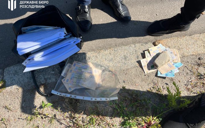 У Сумах викрили правоохоронця, який вимагав хабар у військового