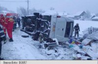 На засніженій трасі в Румунії перекинувся мікроавтобус з громадянами Молдови, є загиблі