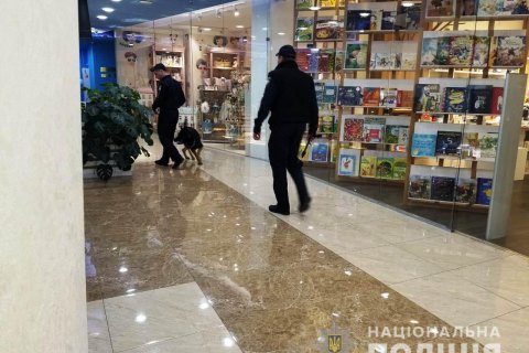 В Одесі евакуювали понад тисячу людей з двох ТЦ через повідомлення про замінування