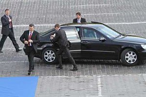 При попытке задержать Виктора Януковича были ранены люди, - источник