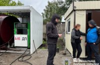 На Київщині правоохоронці викрили масштабну схему виготовлення та збуту пального