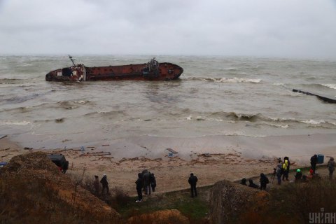 Через аварію танкера концентрація нафтопродуктів у воді біля Одеси стрімко зростає