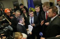 "Свободовцы" сняли блокаду с компании Ахметова (ДОБАВЛЕНО ВИДЕО)