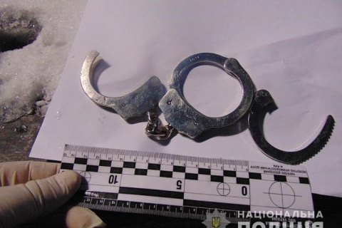 В Киеве грабители приковали мужчину наручниками к перилам лестницы