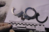 В Киеве грабители приковали мужчину наручниками к перилам лестницы