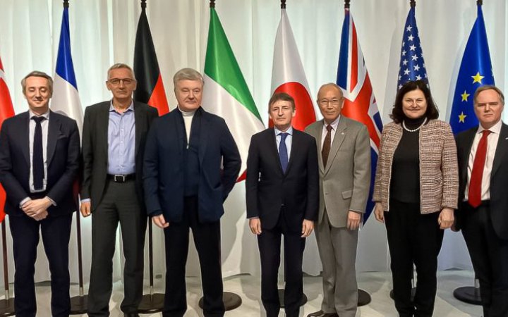 Порошенко зустрівся з послами G7