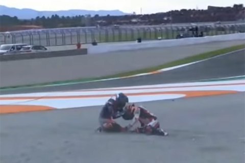 На этапе MotoGP в Валенсии неуправляемый мотоцикл на полной скорости сбил гонщика